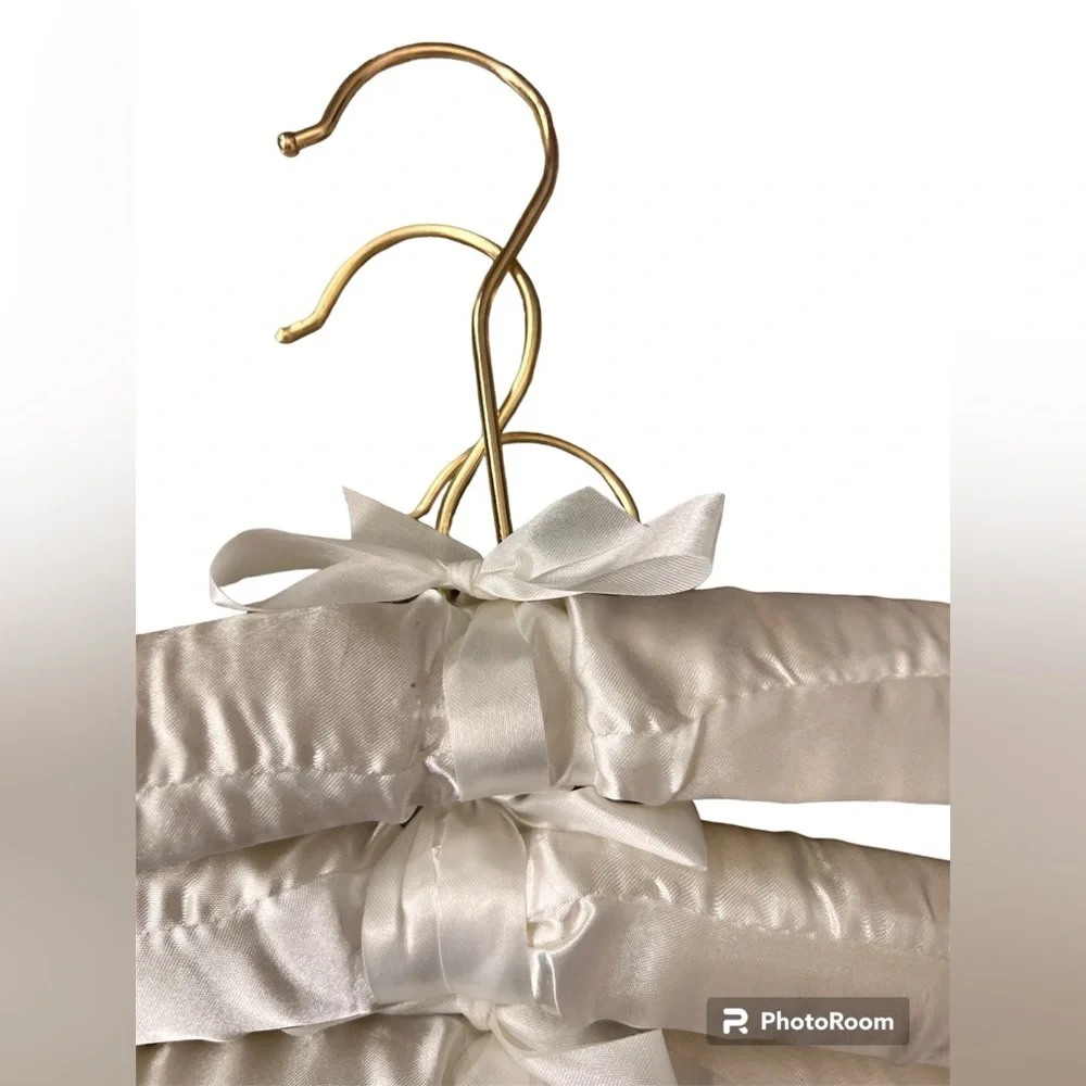 Set of 4 satin padded hangers with bows EUC closet organizing